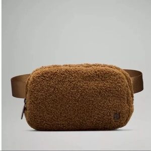BNWT Lululemon Everywhere Fleece Belt Bag in Burnt Caramel